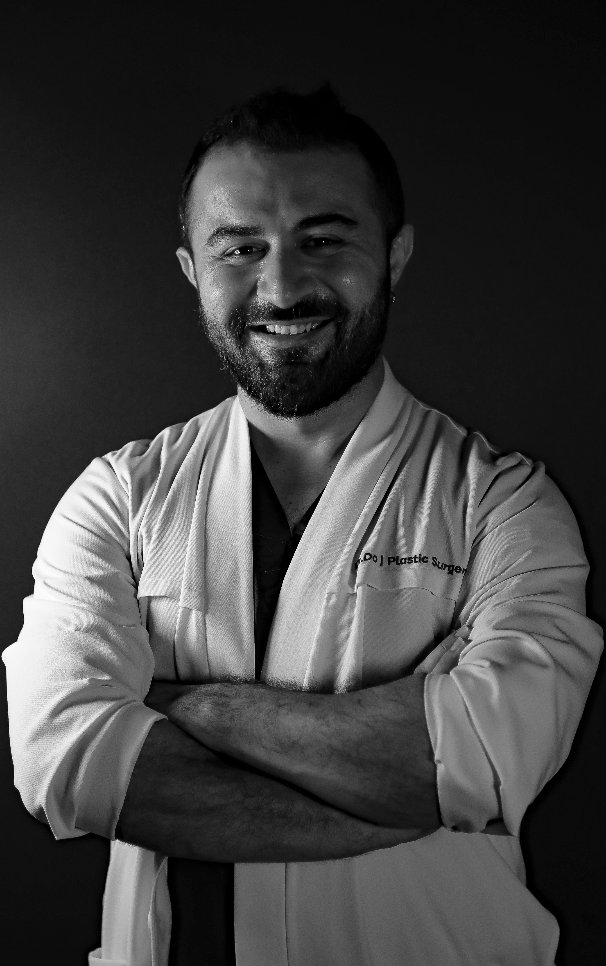 Dr. Doğuş Yalçın in his clinic